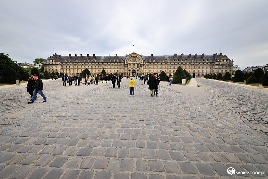 Paryż. Ogromny plac Les Invalides. - foto: wnieznane.pl