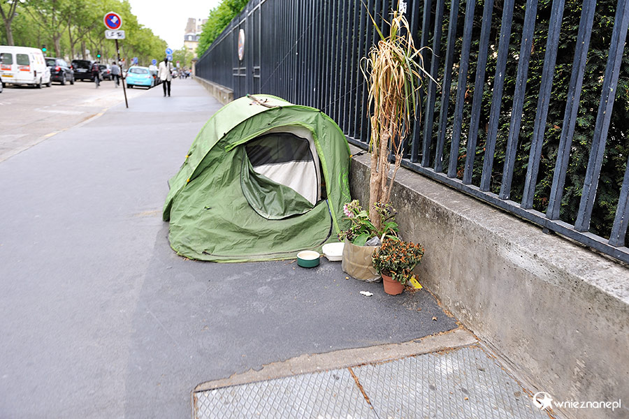 Paryż. Substytut domu na jednej z paryskich ulic. - foto: wnieznane.pl