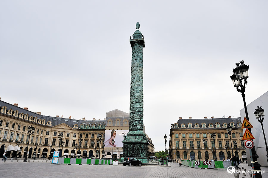 Paryż. Elegancki Place Vendome z kolumną Napoleona. - foto: wnieznane.pl