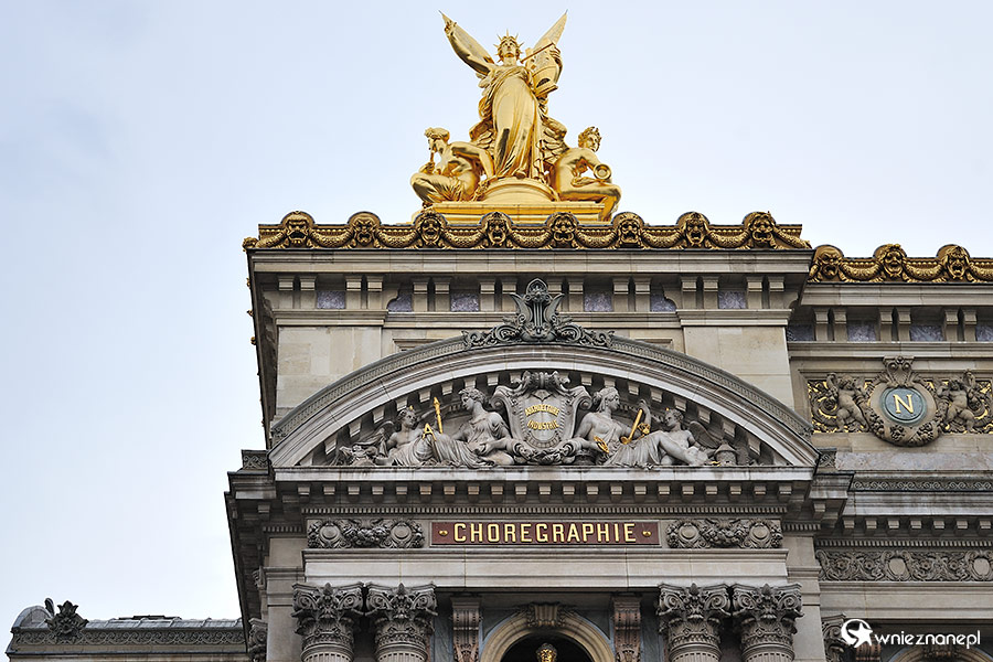 Paryż. Bogato zdobiony budynek paryskiej opery. - foto: wnieznane.pl