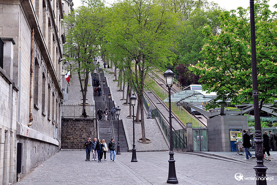 Paryż. Schody prowadzące na wzgórze Montmartre. - foto: wnieznane.pl