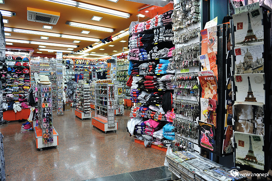 Paryż. Jeden z setek sklepików z pamiątkami. - foto: wnieznane.pl