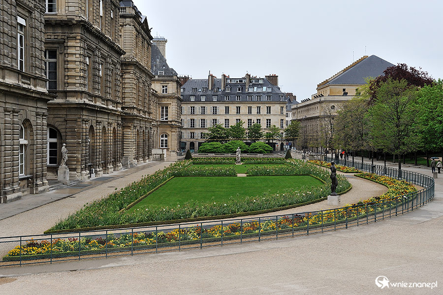 Paryż. Pałac Luksemburski w Jardin du Luxembourg. - foto: wnieznane.pl
