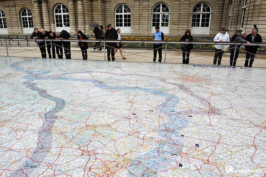 Paryż. Przy Palais du Luxembourg. - foto: wnieznane.pl