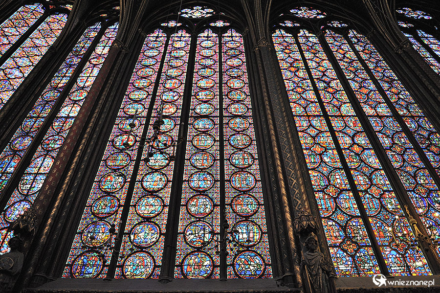 Paryż. Ogromne witraże w Sainte Chapelle. - foto: wnieznane.pl