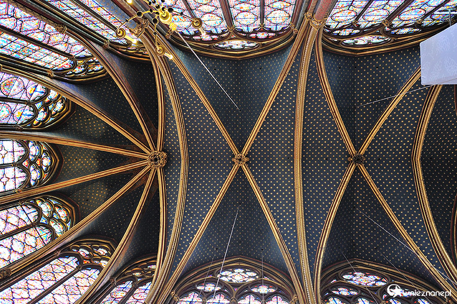 Paryż. Efektowne sklepienie w Sainte Chapelle. - foto: wnieznane.pl