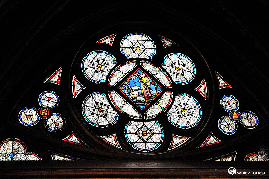 Paryż. Rozeta w dolnej kaplicy Sainte Chapelle. - foto: wnieznane.pl Paryż. Rozeta w dolnej kaplicy Sainte Chapelle. - foto: wnieznane.pl