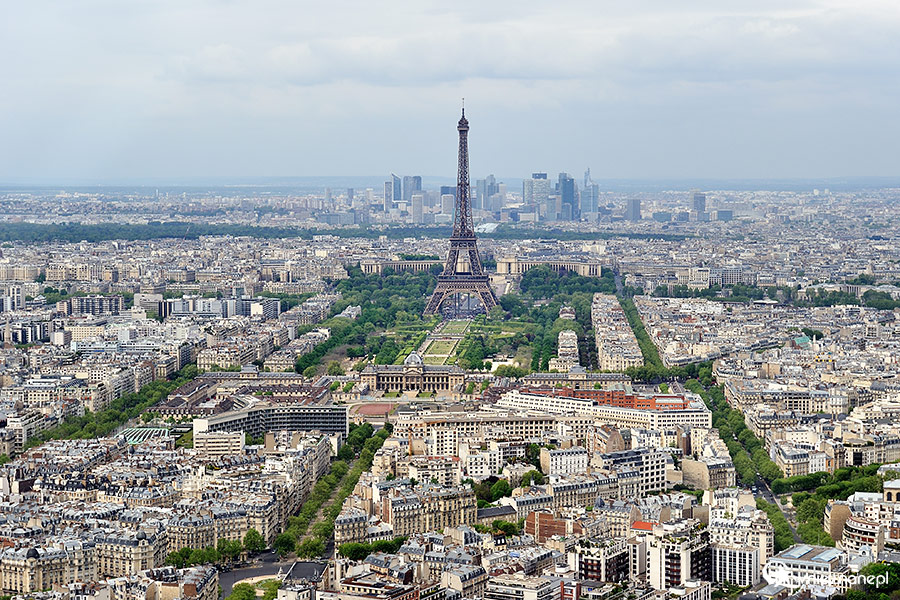 Paryż. Wieża Eiffla, Pola Marsowe, a w tle Defense. - foto: wnieznane.pl Paryż. Wieża Eiffla, Pola Marsowe, a w tle Defense. - foto: wnieznane.pl