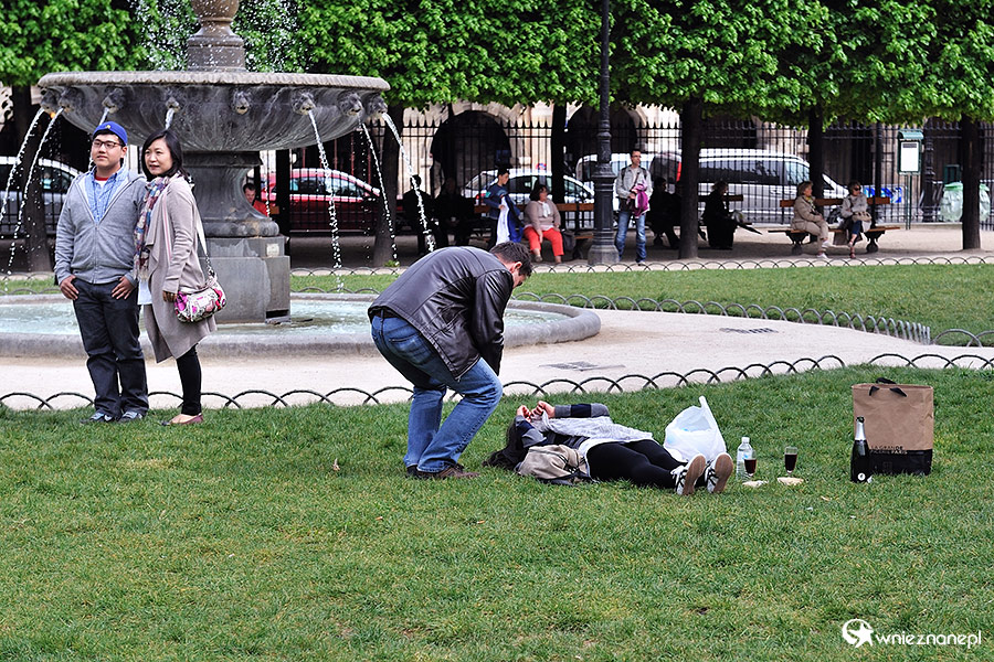 Paryż. Turyści vs. paryżanie na Place des Vosges. - foto: wnieznane.pl
