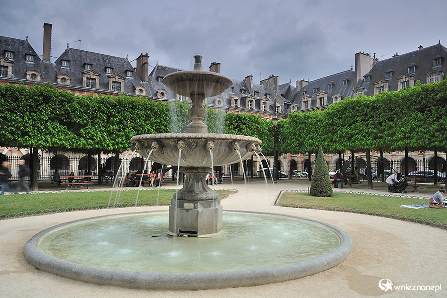 Paryż. Symetryczny i harmonijny Place des Vosges. - foto: wnieznane.pl Paryż. Symetryczny i harmonijny Place des Vosges. - foto: wnieznane.pl