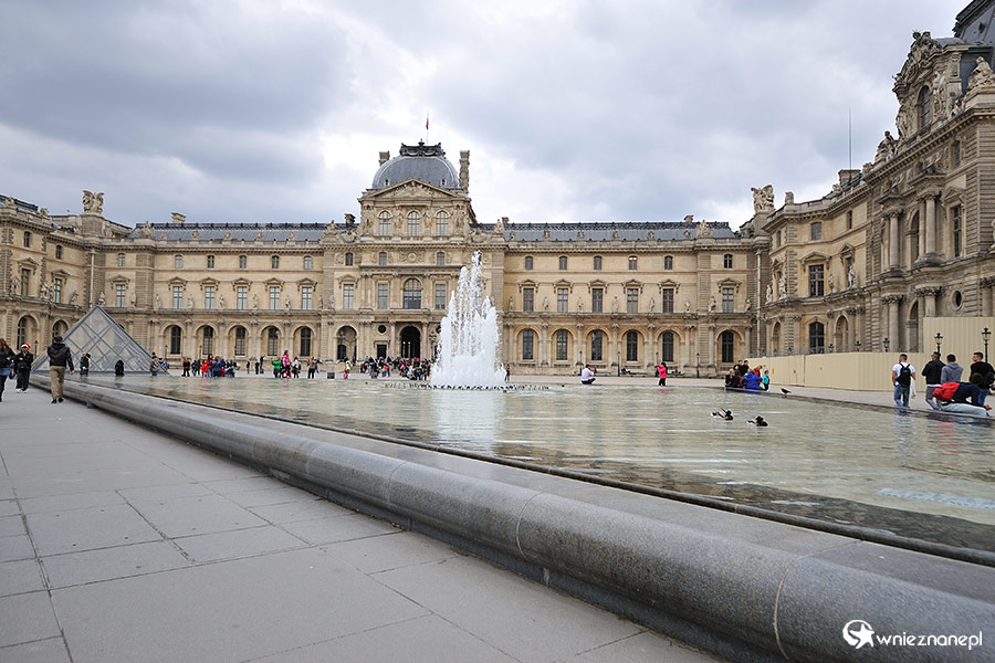 Paryż. Fontanny na placu przed Luwrem. - foto: wnieznane.pl Paryż. Fontanny na placu przed Luwrem. - foto: wnieznane.pl