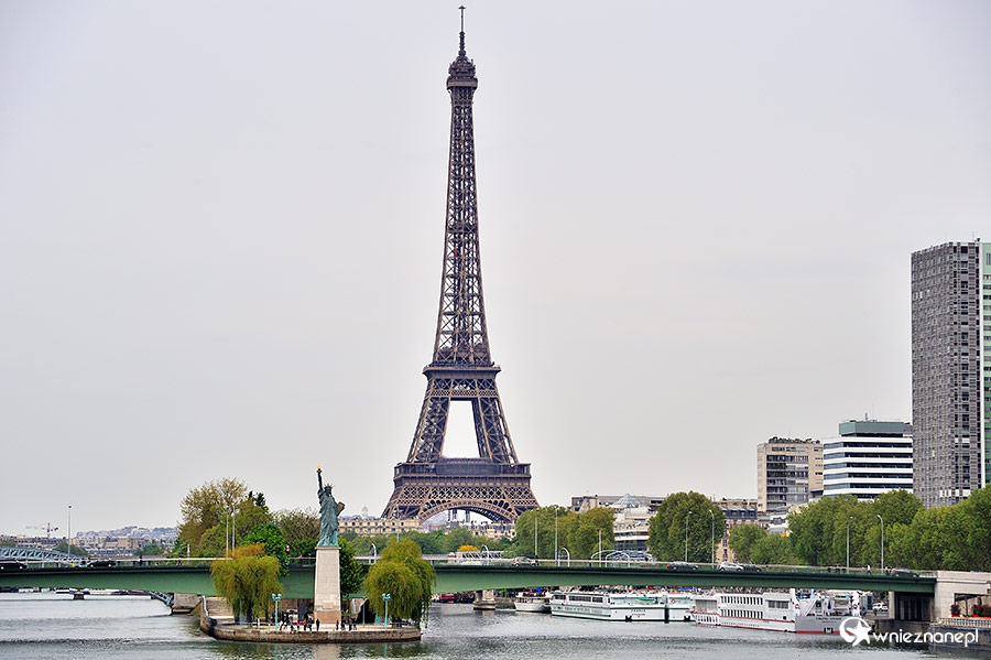 Paryż. Statua Wolności i Wieża Eiffla.  - foto: wnieznane.pl