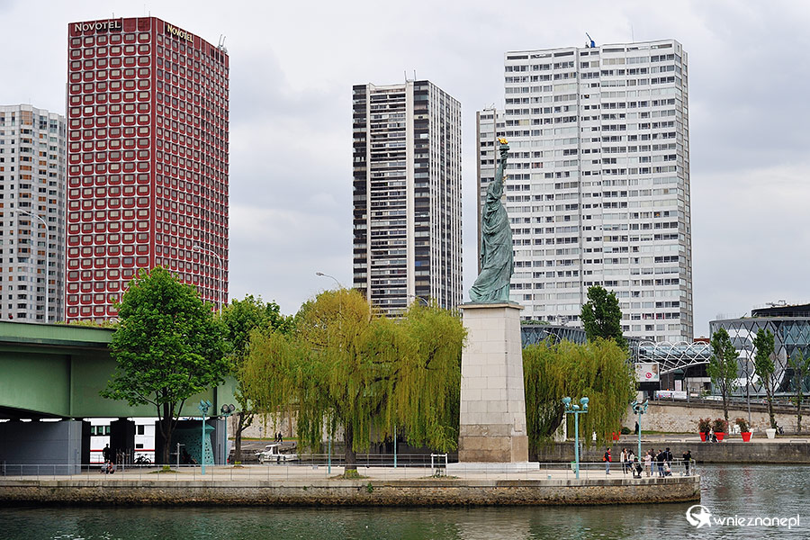 Paryż. Paryska Statua Wolności na tle wieżowców. - foto: wnieznane.pl