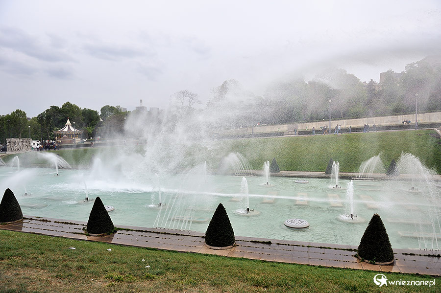 Paryż. Efektowne fontanny przy Trocadero. - foto: wnieznane.pl Paryż. Efektowne fontanny przy Trocadero. - foto: wnieznane.pl
