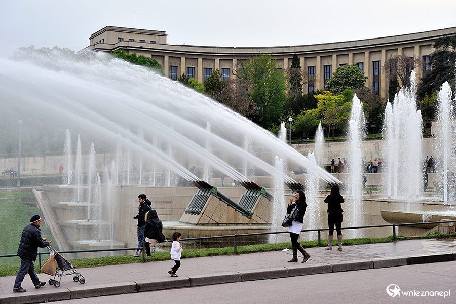 Paryż. Efektowne fontanny na Trocadero. - foto: wnieznane.pl