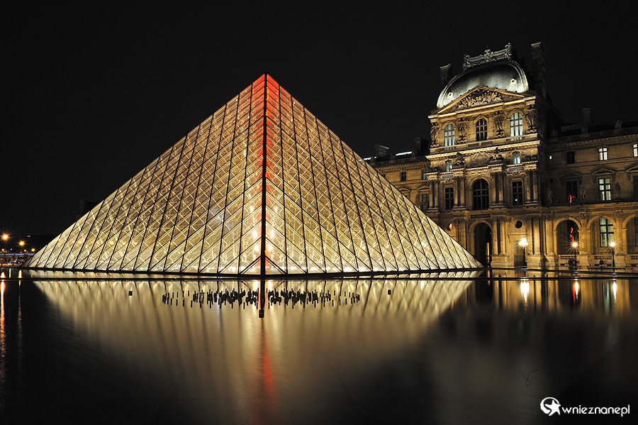 Paryż. Luwr efektownie podświetlony nocą.  - foto: wnieznane.pl