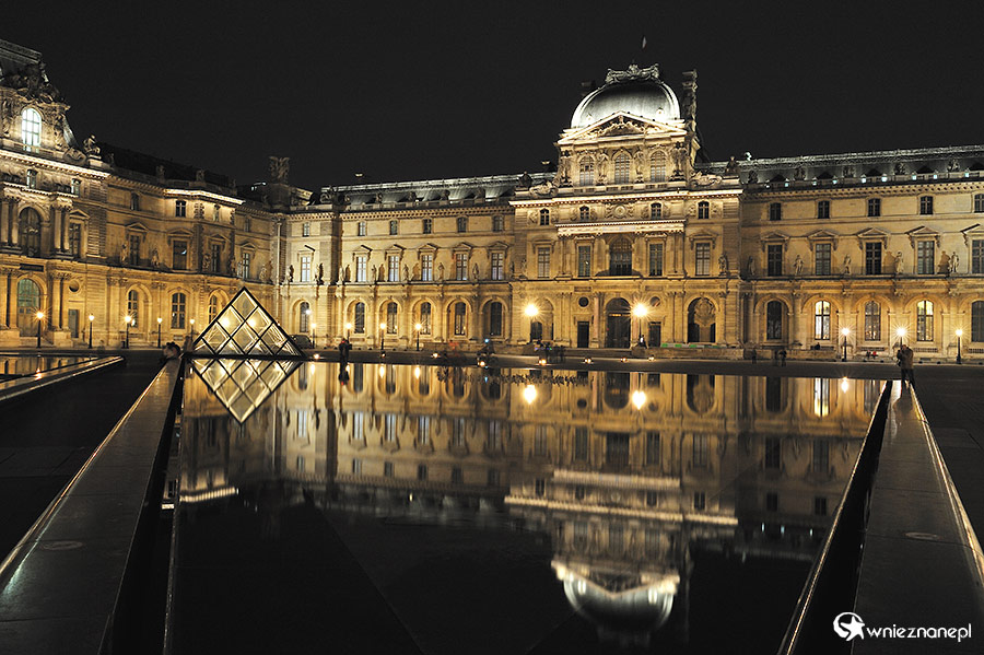 Paryż. Fontanny przy Luwrze. - foto: wnieznane.pl Paryż. Fontanny przy Luwrze. - foto: wnieznane.pl