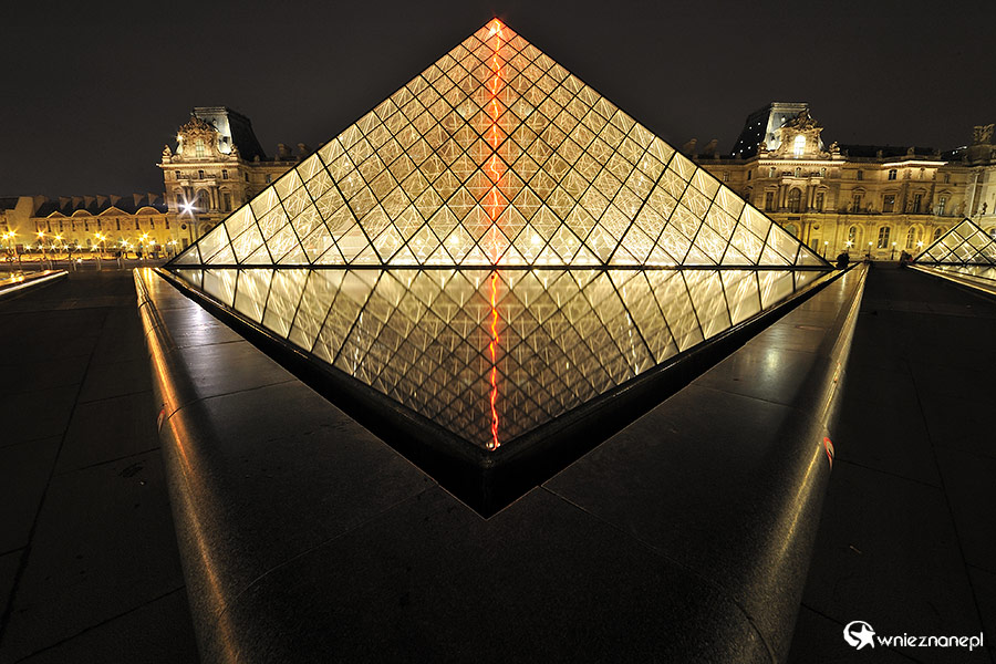 Paryż. Wielka piramida na placu przed Luwrem. - foto: wnieznane.pl Paryż. Wielka piramida na placu przed Luwrem. - foto: wnieznane.pl