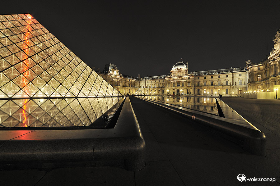 Paryż. Luwr oświetlony nocą. - foto: wnieznane.pl