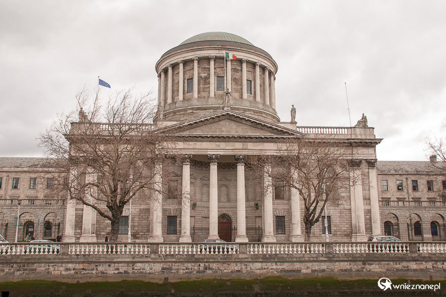 Dublin. Four Corts widziane z drugiego brzegu. - foto: wnieznane.pl