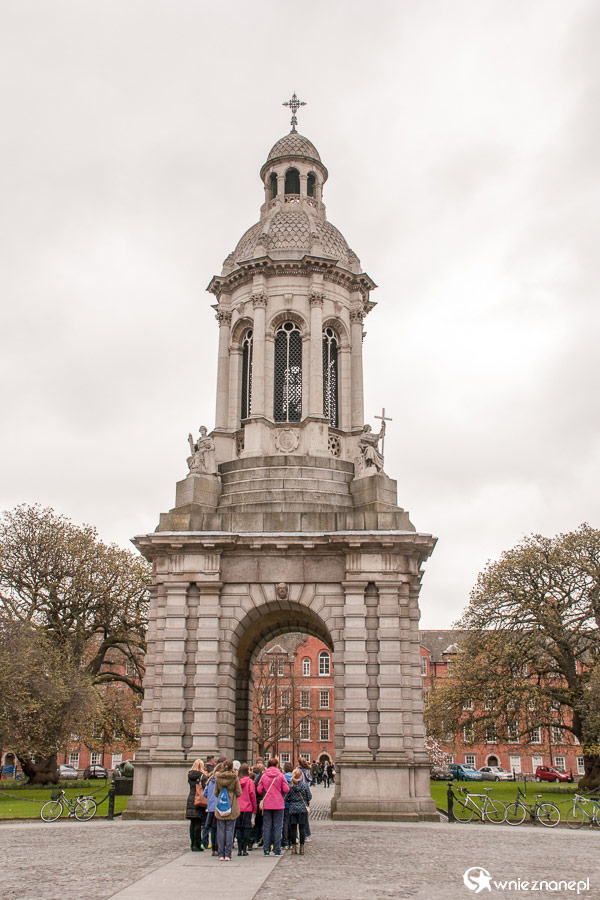 Dublin. Trinity College. Dzwonnica oddzieląca Parliament Square od Library Court. - foto: wnieznane.pl