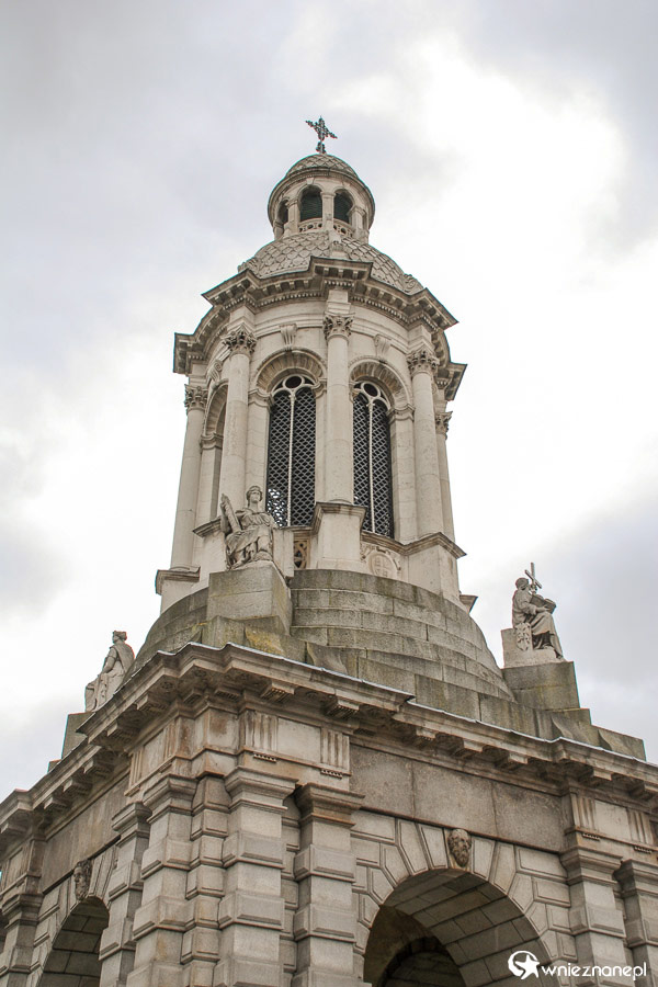 Dublin. Trinity College. Rzut oka na dzwonnicę. - foto: wnieznane.pl