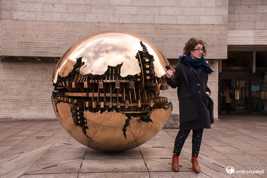 Dublin. "Sphere Within Sphere" znajduje się również na terenie Trinity College. - foto: wnieznane.pl