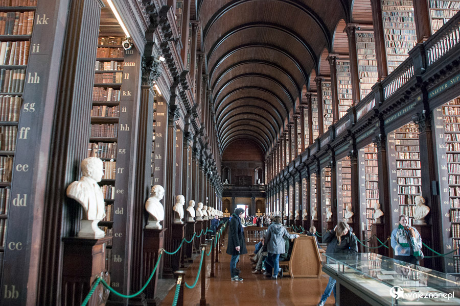 Dublin. Trinity College. Długi pokój w Old Library. - foto: wnieznane.pl