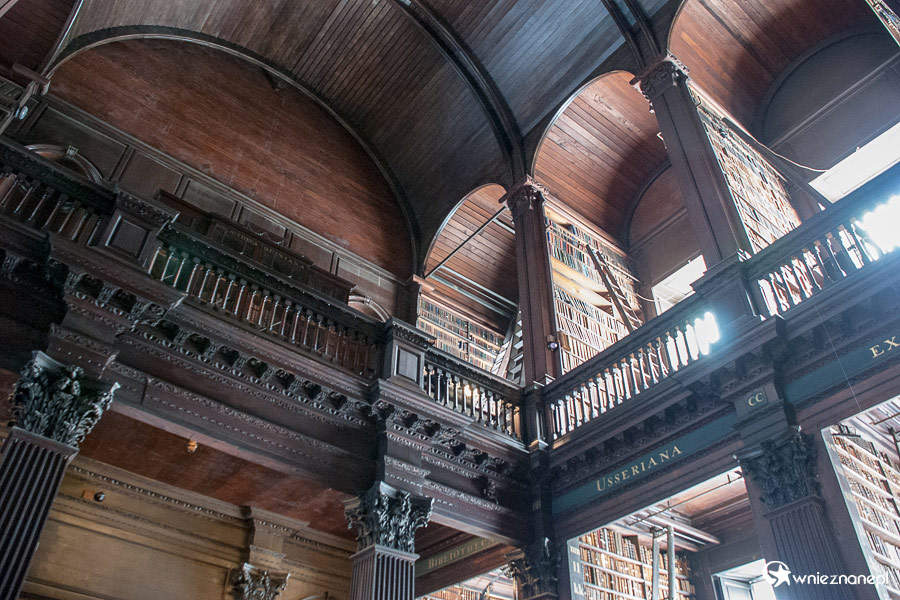 Dublin. Trinity College. Drewno dominuje we wnętrzach Old Library. - foto: wnieznane.pl