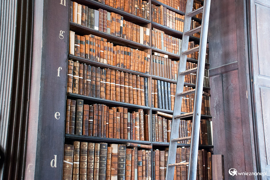 Dublin. Trinity College. Po niektóre woluminy trzeba sięgać z pomocą drabiny. - foto: wnieznane.pl