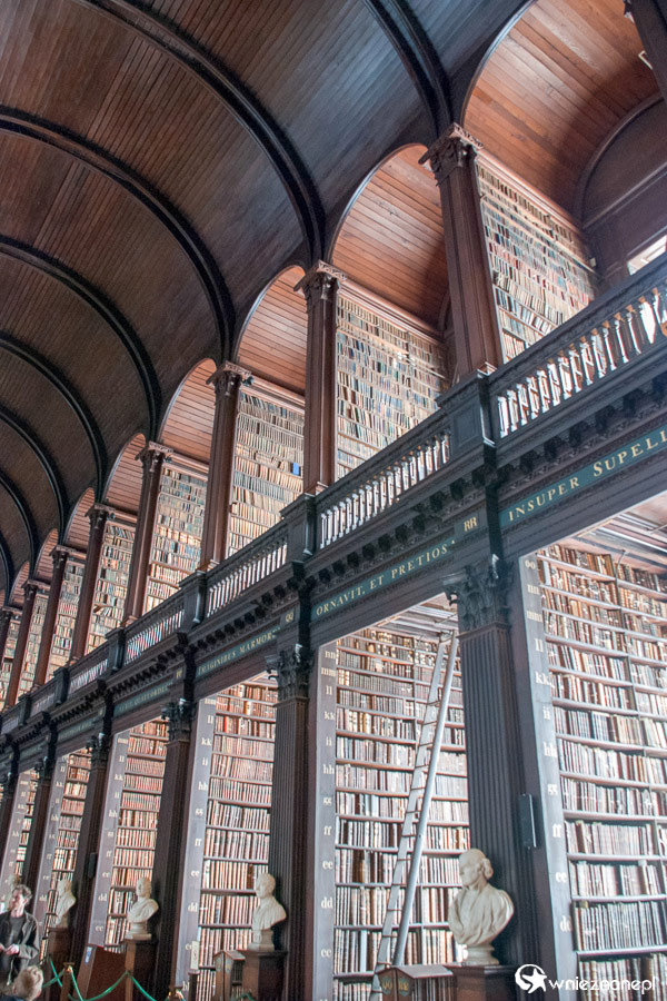 Dublin. Trinity College. Wysokie wnętrza Długiego Pokoju w Old Library robią wrażenie. - foto: wnieznane.pl