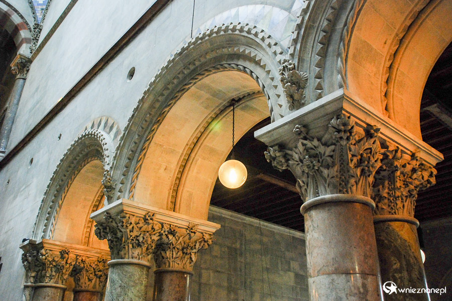 Dublin. Trinity College. Piękne zdobienia kolumn w The Museum Building. - foto: wnieznane.pl