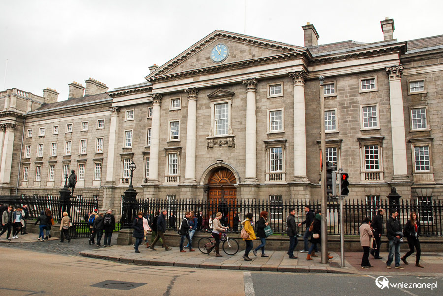 Dublin. Trinity College. Główne wejście na uniwersytet od strony College Street. - foto: wnieznane.pl