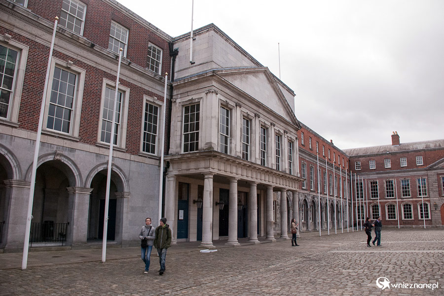 Dublin. Dublin Castle. Na dziedzińcu... Widok na część apartamentową. - foto: wnieznane.pl