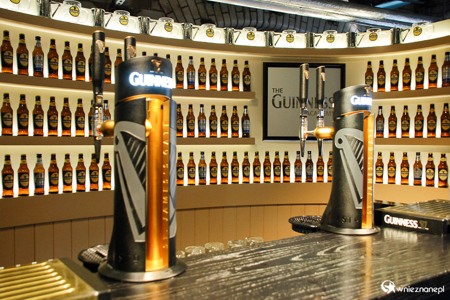 Dublin. Guinness Storehouse. Nalewaki czekają na spragnionych... - foto: wnieznane.pl