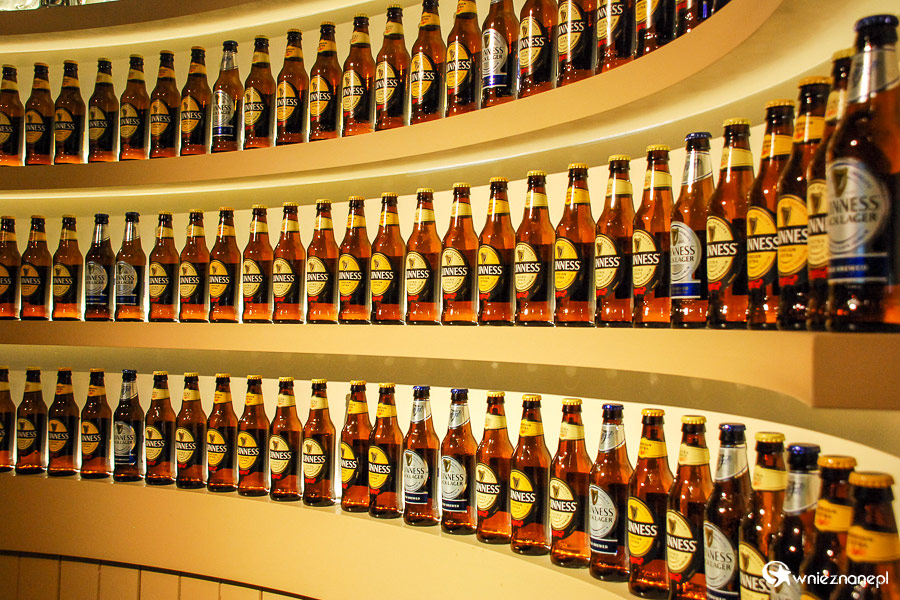 Dublin. Guinness Storehouse. Wyroby browaru w całej okazałości. - foto: wnieznane.pl