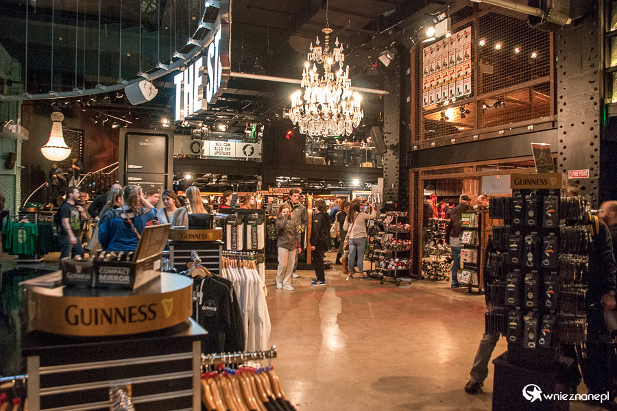 Dublin. Guinness Storehouse. Sklep z pamiątkami w muzeum piwa Guinness. - foto: wnieznane.pl