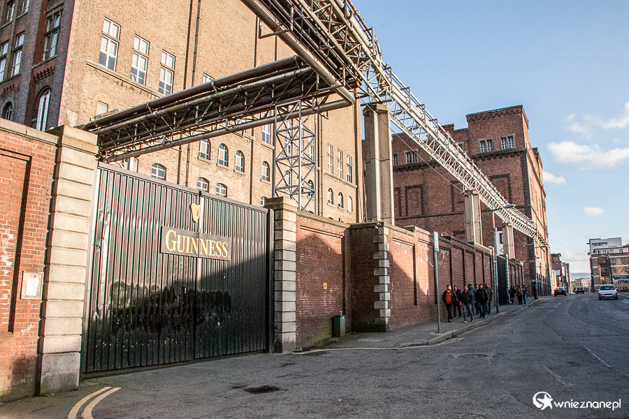 Dublin. Guinness Storehouse. Ceglane budynki browaru Guinnessa. - foto: wnieznane.pl