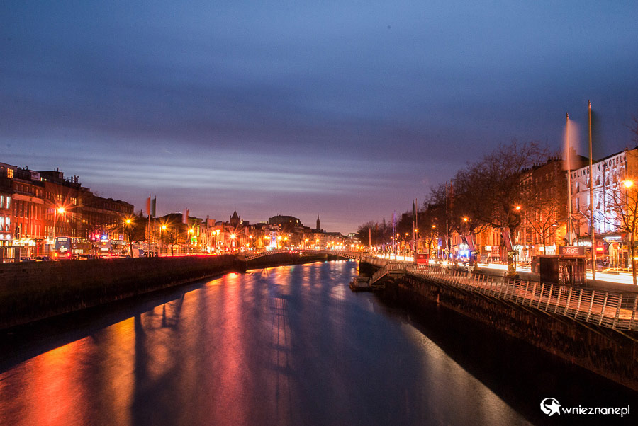 Dublin. Na horyzoncie zarys mostu Ha'penny. - foto: wnieznane.pl
