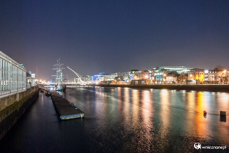 Dublin. Dla takich widoków warto przyjść po zmroku na Seán O'Casey Bridge. - foto: wnieznane.pl Dublin. Dla takich widoków warto przyjść po zmroku na Seán O'Casey Bridge. - foto: wnieznane.pl