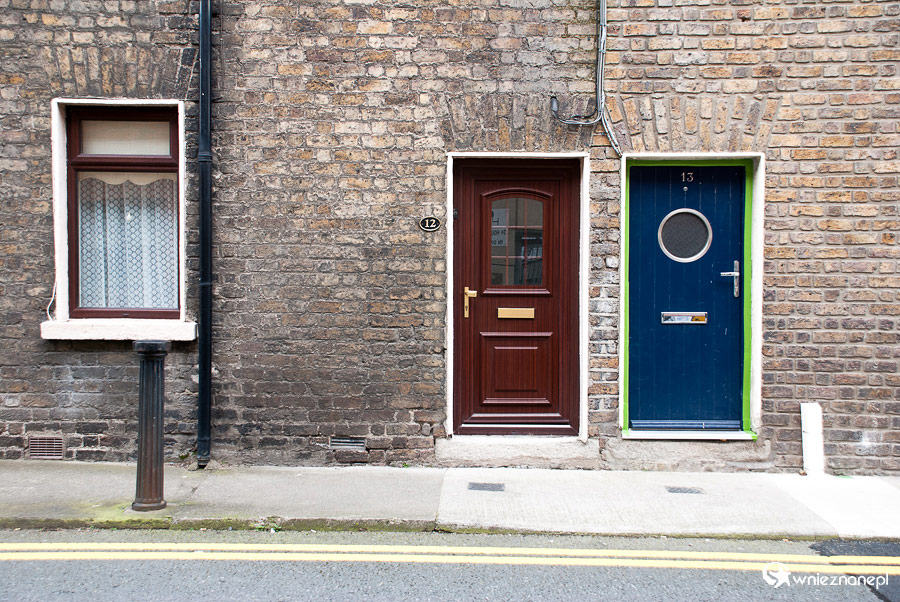Dublin. Kolorowe drzwi i framugi dodają uroku ceglanym kamienicom. - foto: wnieznane.pl Dublin. Kolorowe drzwi i framugi dodają uroku ceglanym kamienicom. - foto: wnieznane.pl