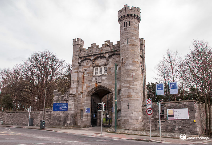 Dublin. Brama do Irish Museum of Modern Art. - foto: wnieznane.pl
