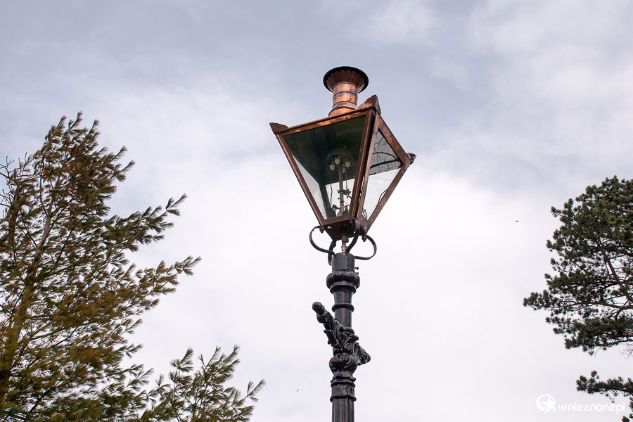 Dublin. Gazowe latarnie zdobią alejki Phoenix Park. - foto: wnieznane.pl