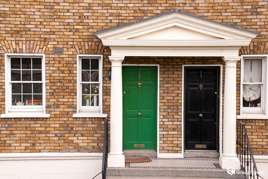 Dublin. Dzielnica Kilmainham. Kolorowe drzwi, to urok dublińskich kamienic. - foto: wnieznane.pl