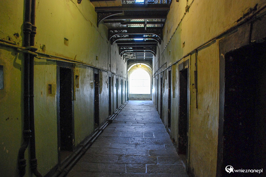 Dublin. Ponure i odrapane korytarze Kilmainham Gaol. - foto: wnieznane.pl