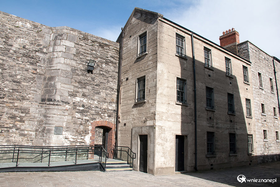Dublin. Na jednym z dziedzińców Kilmainham Gaol. - foto: wnieznane.pl