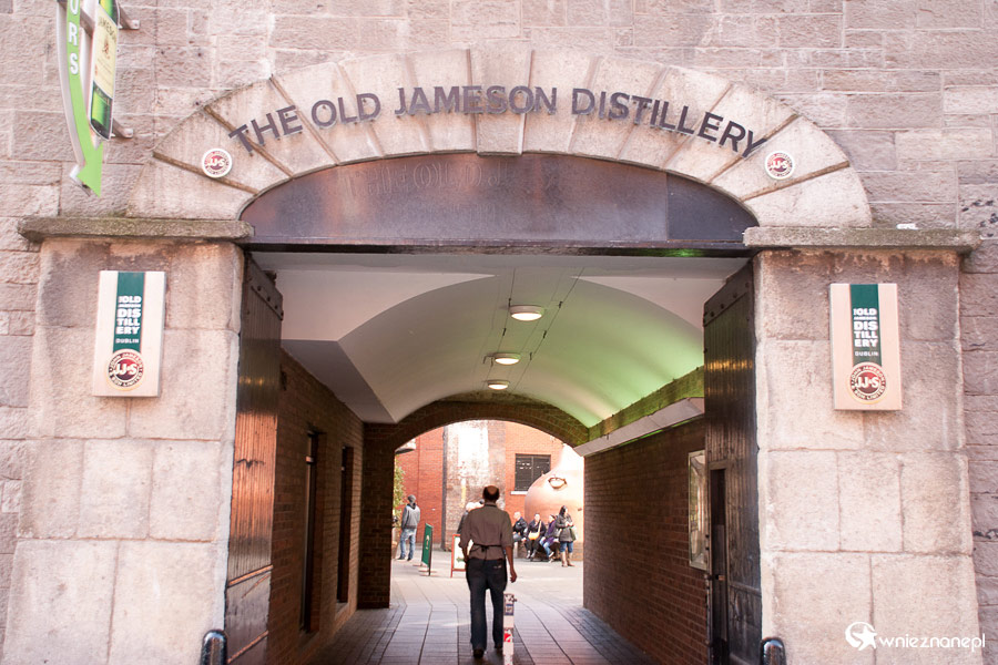 Dublin. Old Jameson Distillery. Główna brama wiodąca do muzeum whiskey. - foto: wnieznane.pl Dublin. Old Jameson Distillery. Główna brama wiodąca do muzeum whiskey. - foto: wnieznane.pl