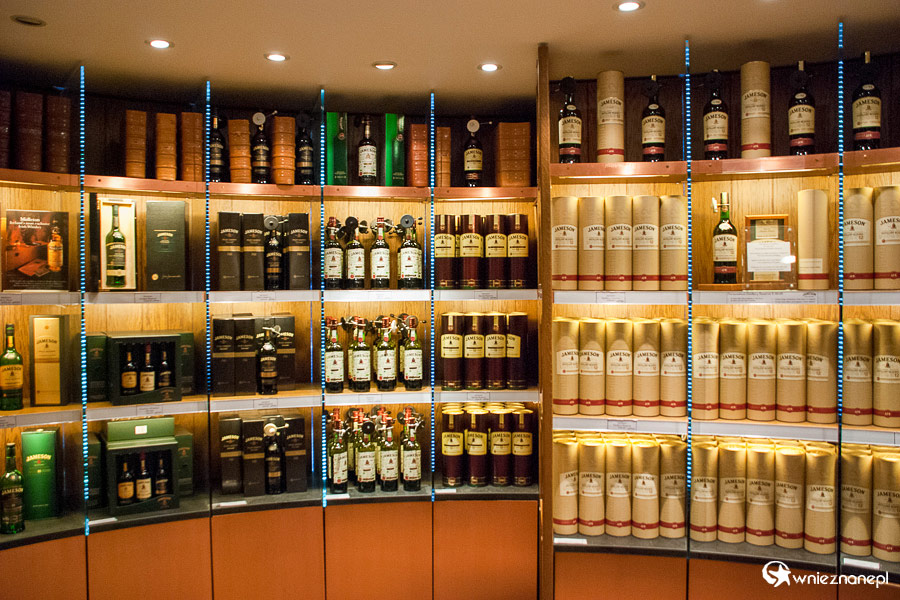 Dublin. Old Jameson Distillery. Na zwiedzających muzeum czeka sklep z pamiątkami. - foto: wnieznane.pl