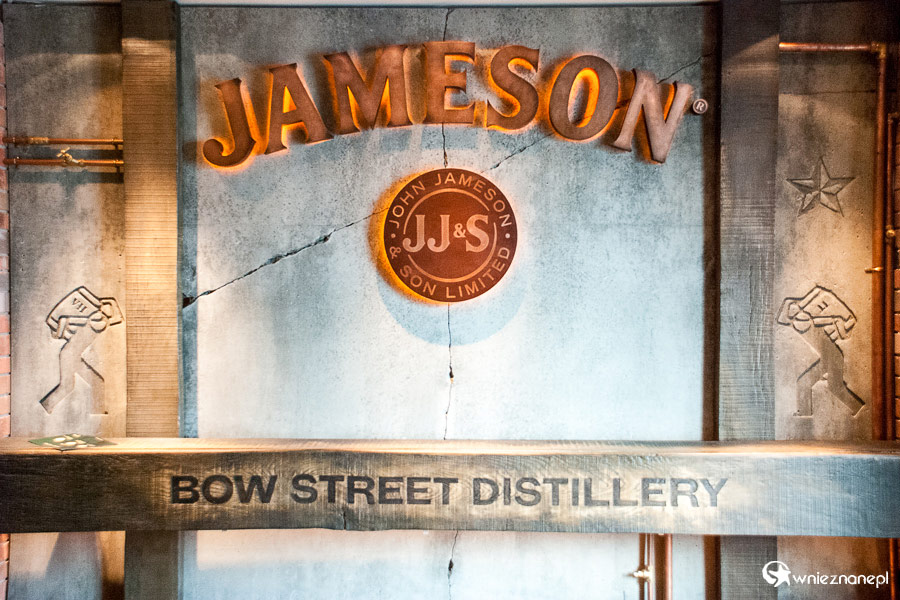Dublin. Old Jameson Distillery. Idealna ścianka do pamiątkowych zdjęć w destylarni whiskey. - foto: wnieznane.pl