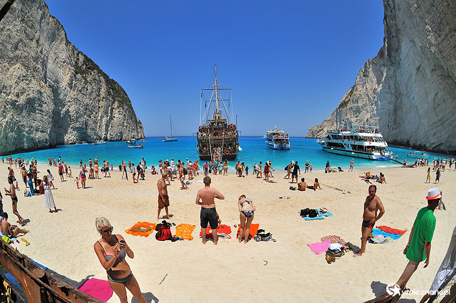 Zakynthos. Na plaży w Zatoce Wraku ciężko o cień.  - foto: wnieznane.pl
